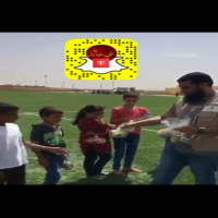 الشيخ نواف الضاحي يقوم بتوزيع الهدايا على أبناء اللاجئين .