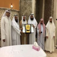 تكريم العاملين والمعتكفين بمسجد الحمدان