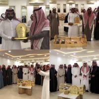 تكريم الرقيب خليفة الخالدي من قبل مدير ادارةالادلة الجنائيه بحضور عدد من  الضباط وافراد وزملائه بالعمل بمناسبة تقاعدة